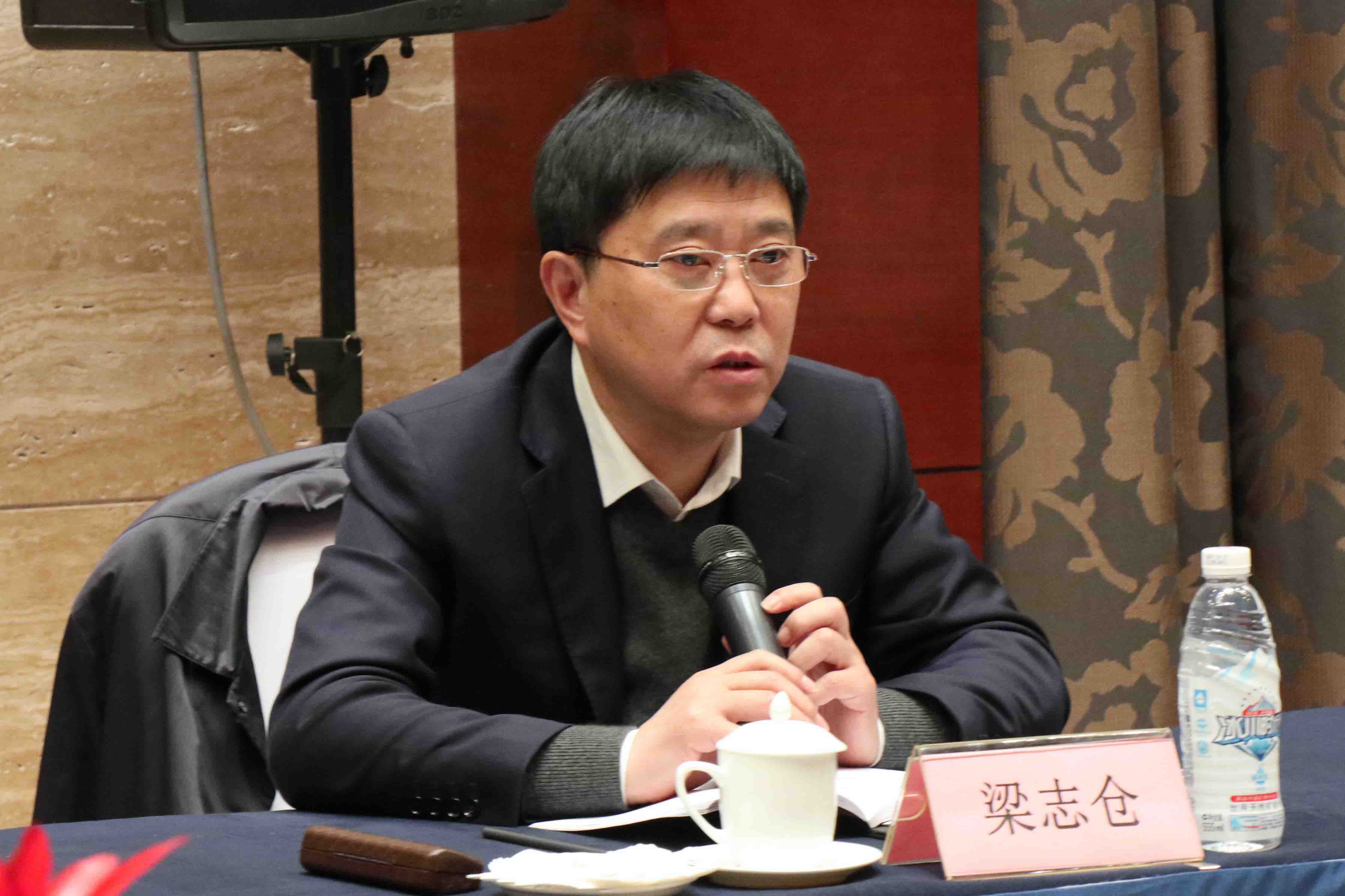 C:\Users\15111551\Desktop\新闻稿图片\梁董3.jpg