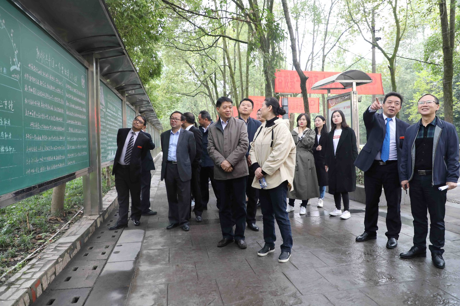 参观.jpg 参观.jpg