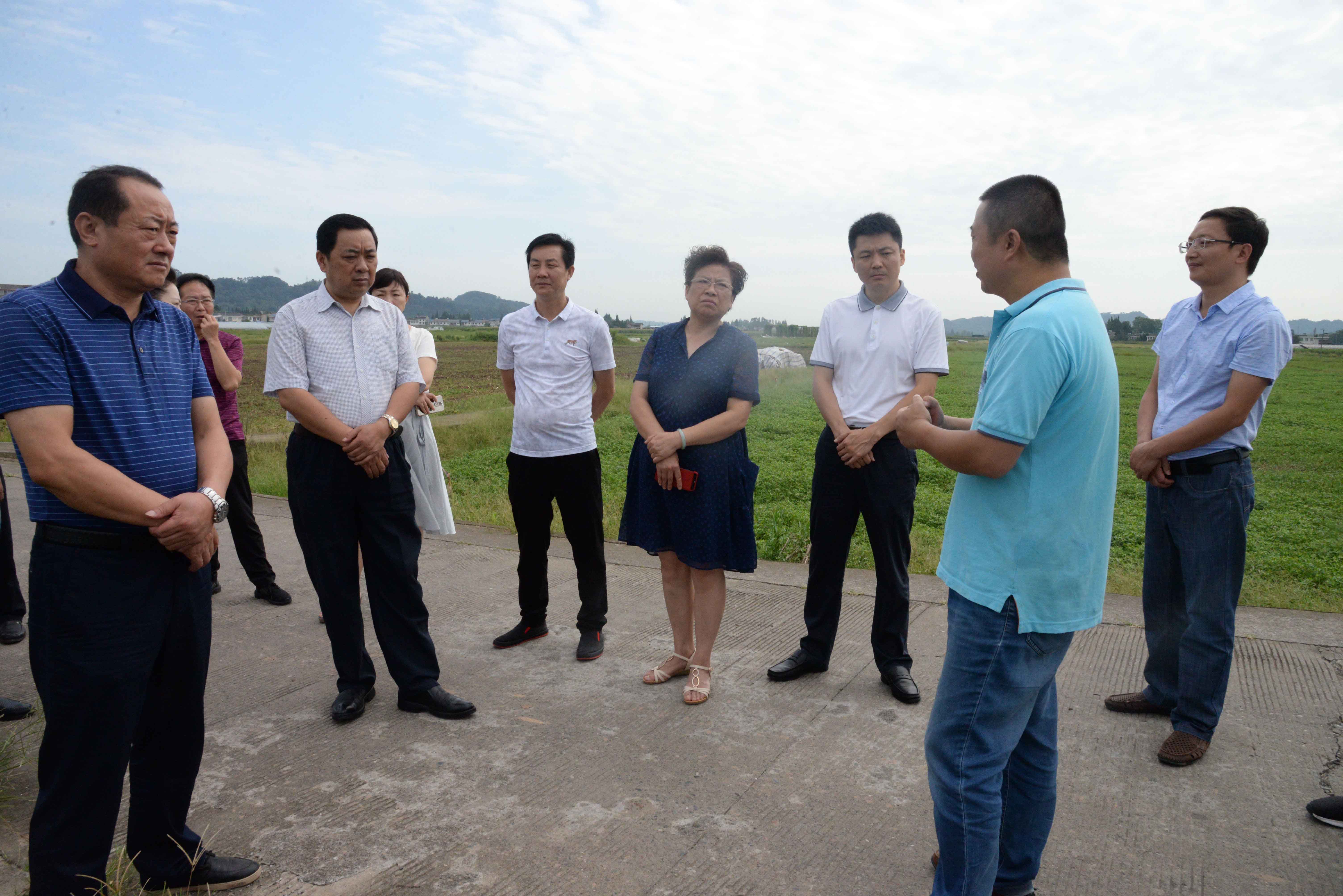 洪雅县人大常委会主任李文新一行到锦诚公司考察