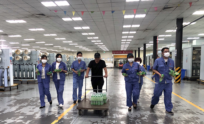 四川玻纤特纤厂领导及部分办公室人员为员工送清凉.jpg 四川玻纤特纤厂领导及部分办公室人员为员工送清凉.jpg