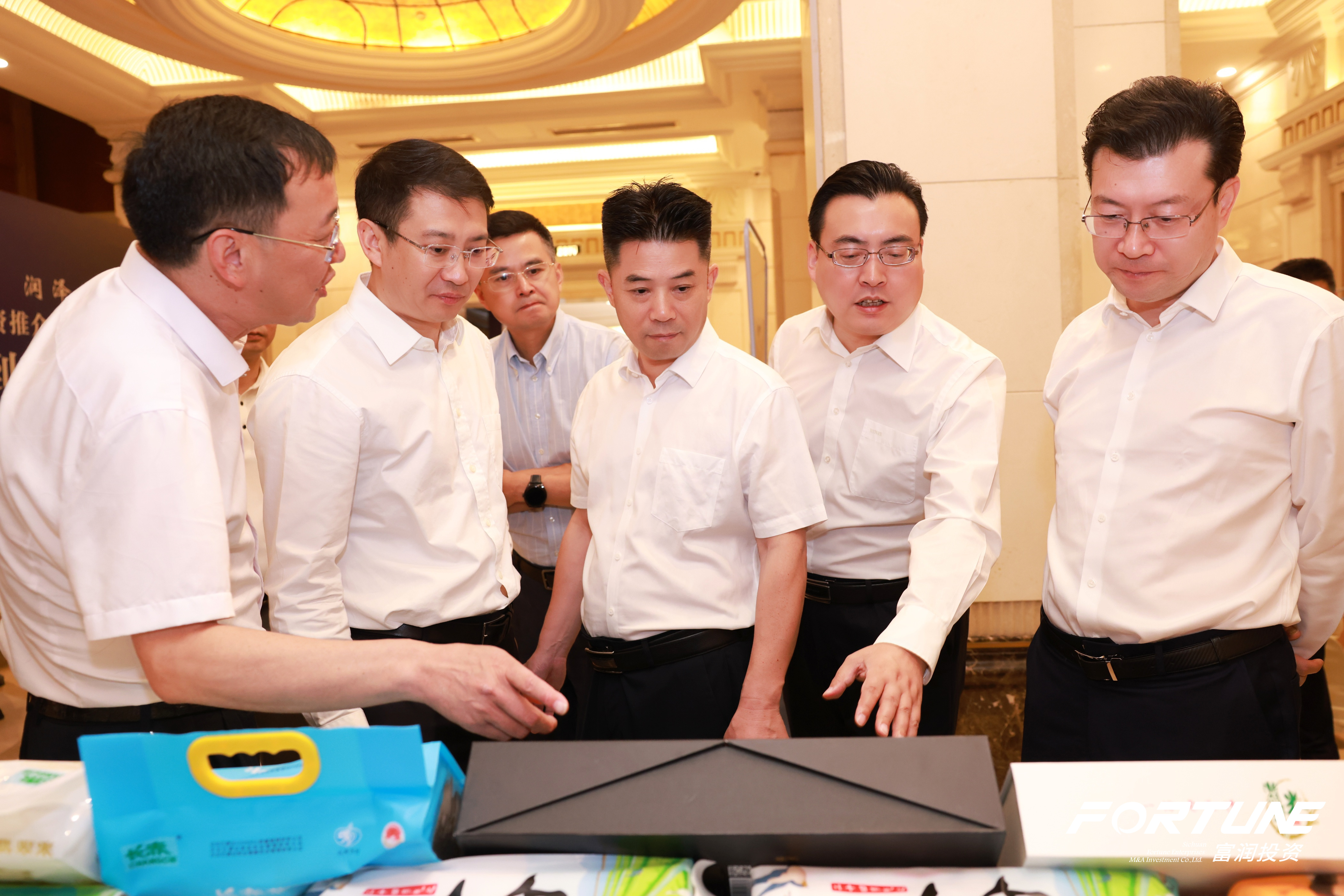 参观南江特色农产品展示区.JPG