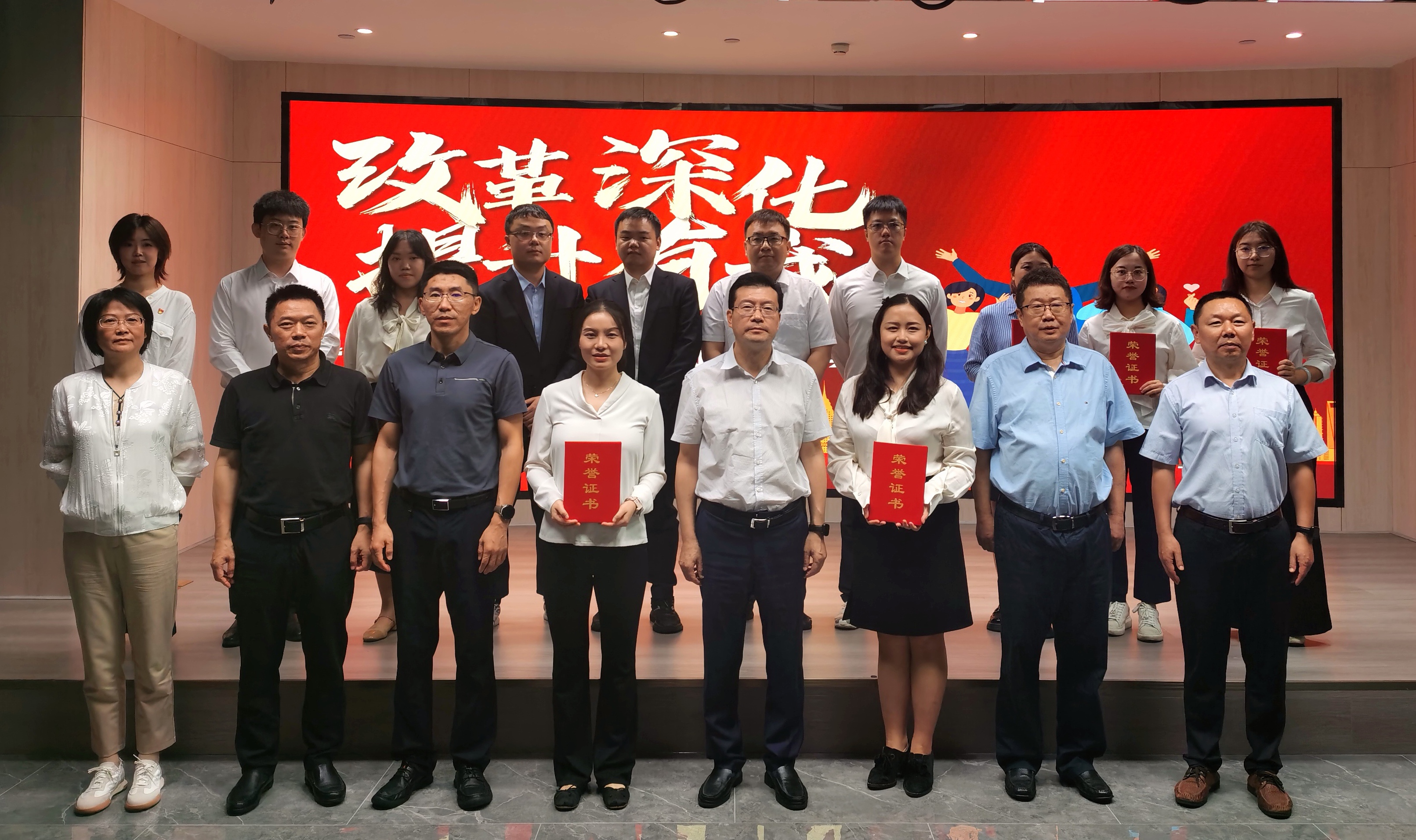 活动合影.jpg 活动合影.jpg