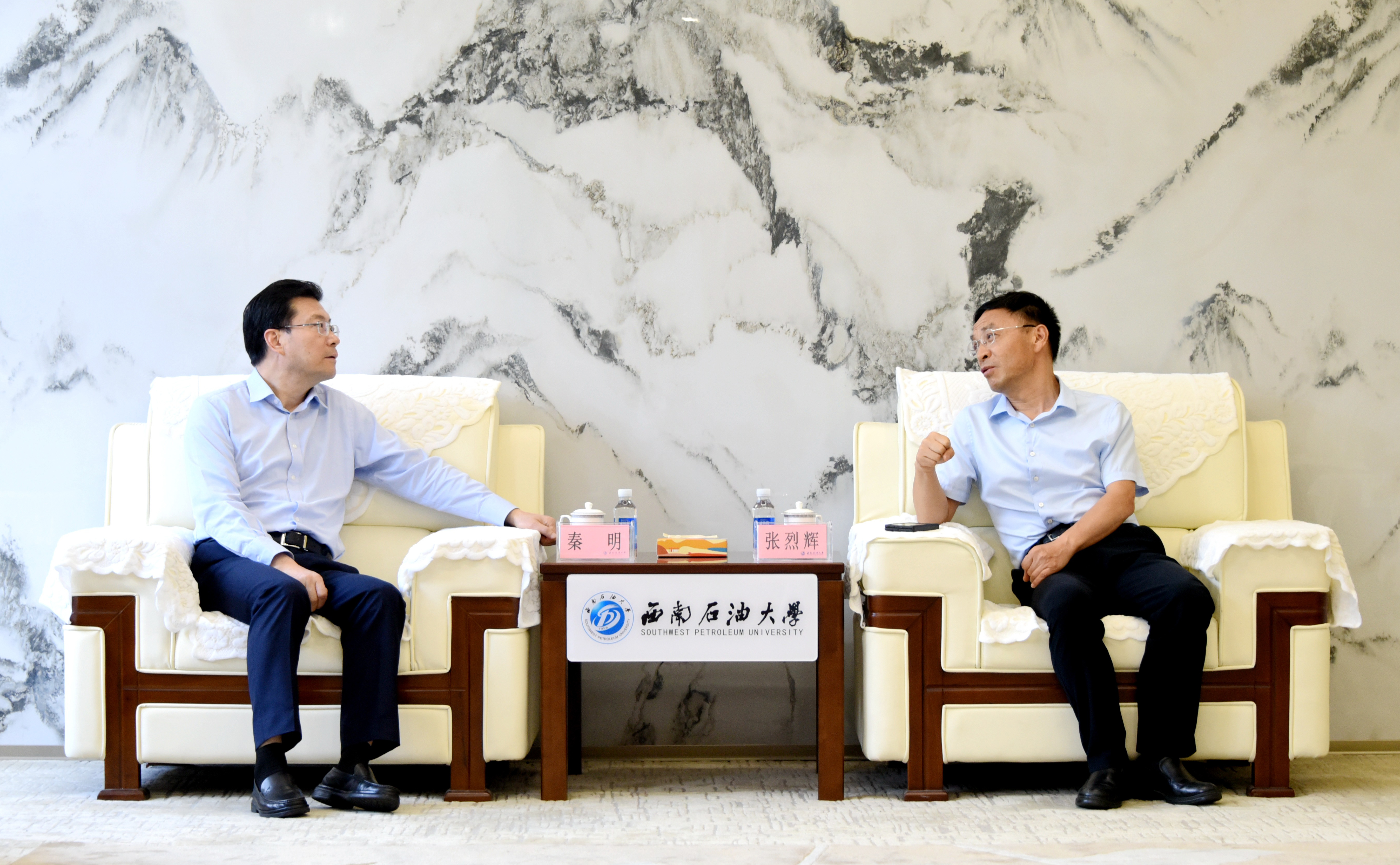 座谈.jpg 座谈.jpg