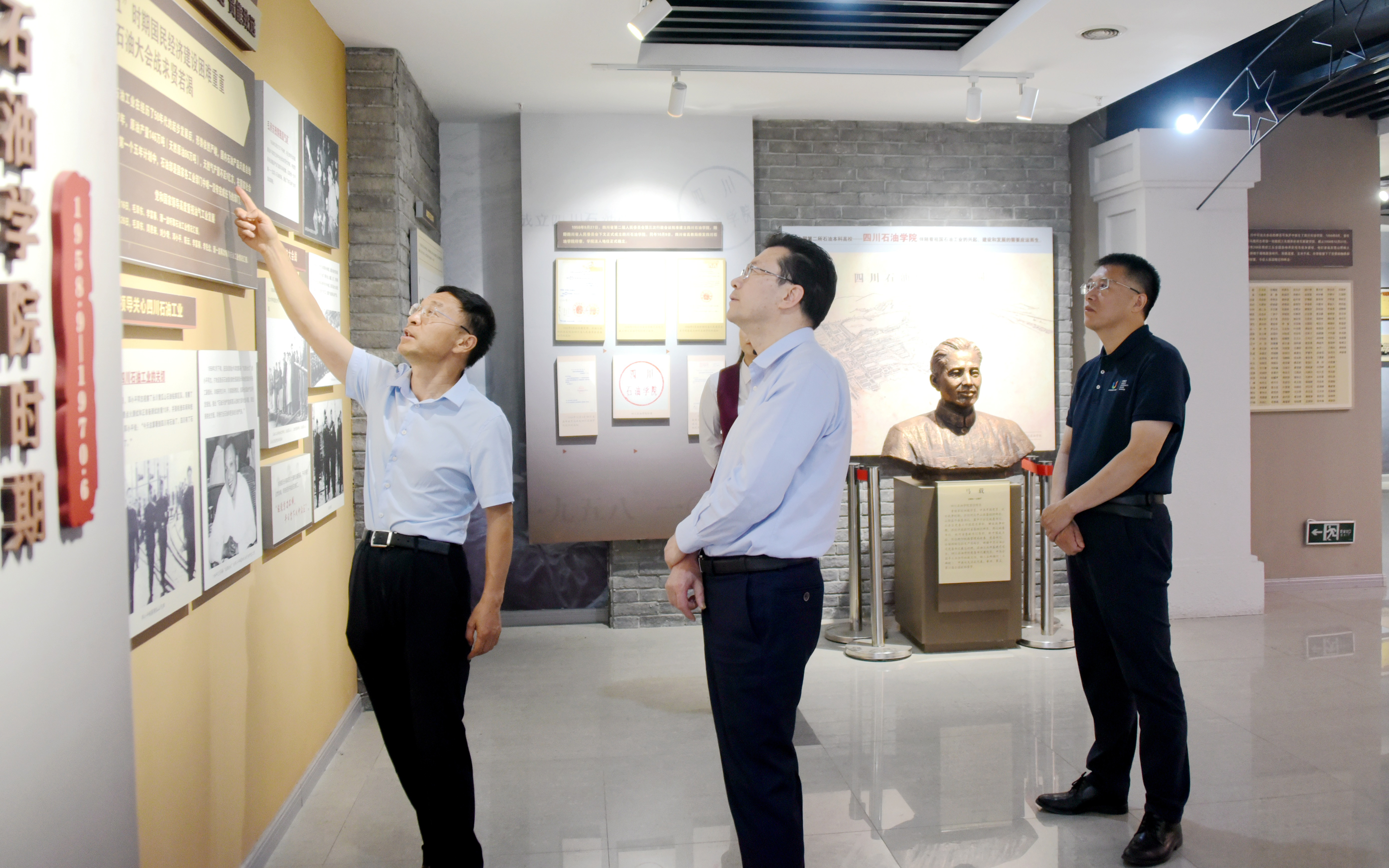 参观.jpg 参观.jpg